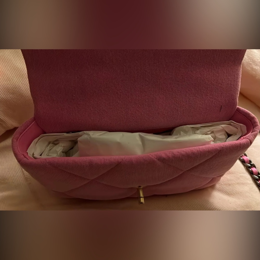 SOLD Chanel 19 Flap Bag Quilted Denim
Medium Pink (with tags and authentication) - Picture 3 of 4